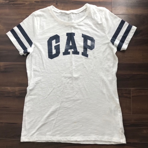 GUC bundle of Gap women’s short sleeved tees - Picture 3 of 13